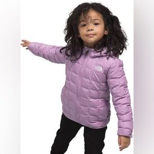 THE NORTH FACE Kids' Reversible Thermoball Insulated Hooded Jacket, Lupine, 7